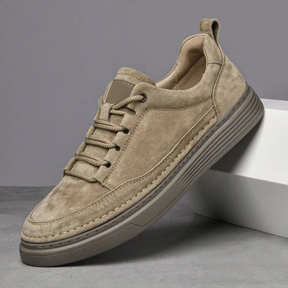 Herensneakers in suède look met dikke rubberen zool, hiellus en mocassinnaad - zand