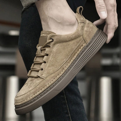 Herensneakers in suède look met dikke rubberen zool, hiellus en mocassinnaad - beeld 3