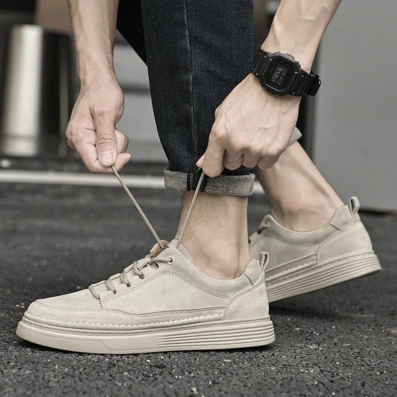 Herensneakers in suède look met dikke rubberen zool, hiellus en mocassinnaad - lichtbeige