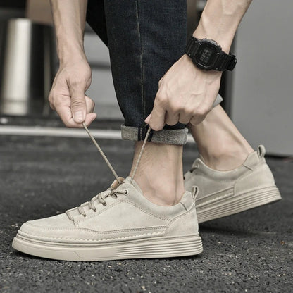Herensneakers in suède look met dikke rubberen zool, hiellus en mocassinnaad - lichtbeige