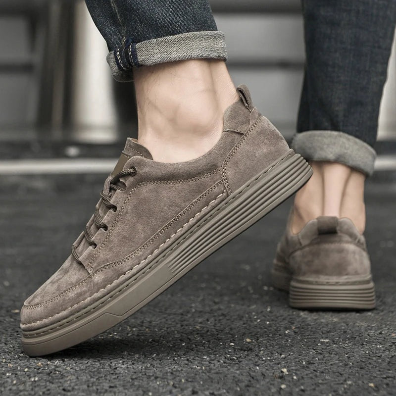 Herensneakers in suède look met dikke rubberen zool, hiellus en mocassinnaad - taupe