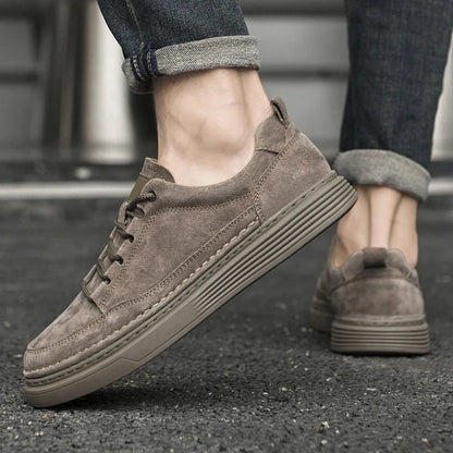 Herensneakers in suède look met dikke rubberen zool, hiellus en mocassinnaad - taupe