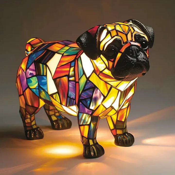 Hondenlamp in glas-in-loodlook met gekleurde vlakjes in oranje, geel, rood en blauw - mopshond