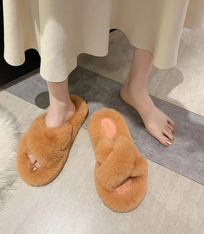 Slippers met gekruiste banden van imitatiebont, open teen en platte zool - beeld 2