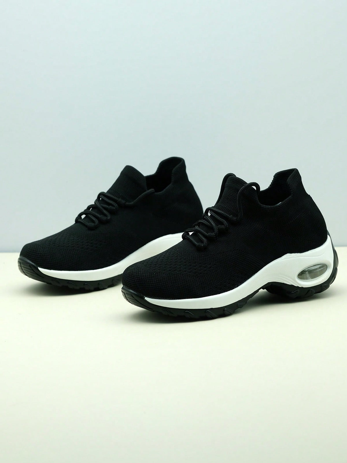 Instap sneakers voor dames met gebreide schacht, sierveters en dikke zool met zichtbare luchtkamer - zwart-wit
