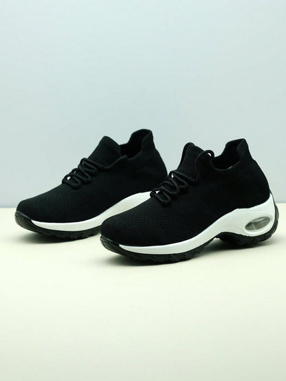 Instap sneakers voor dames met gebreide schacht, sierveters en dikke zool met zichtbare luchtkamer - zwart-wit