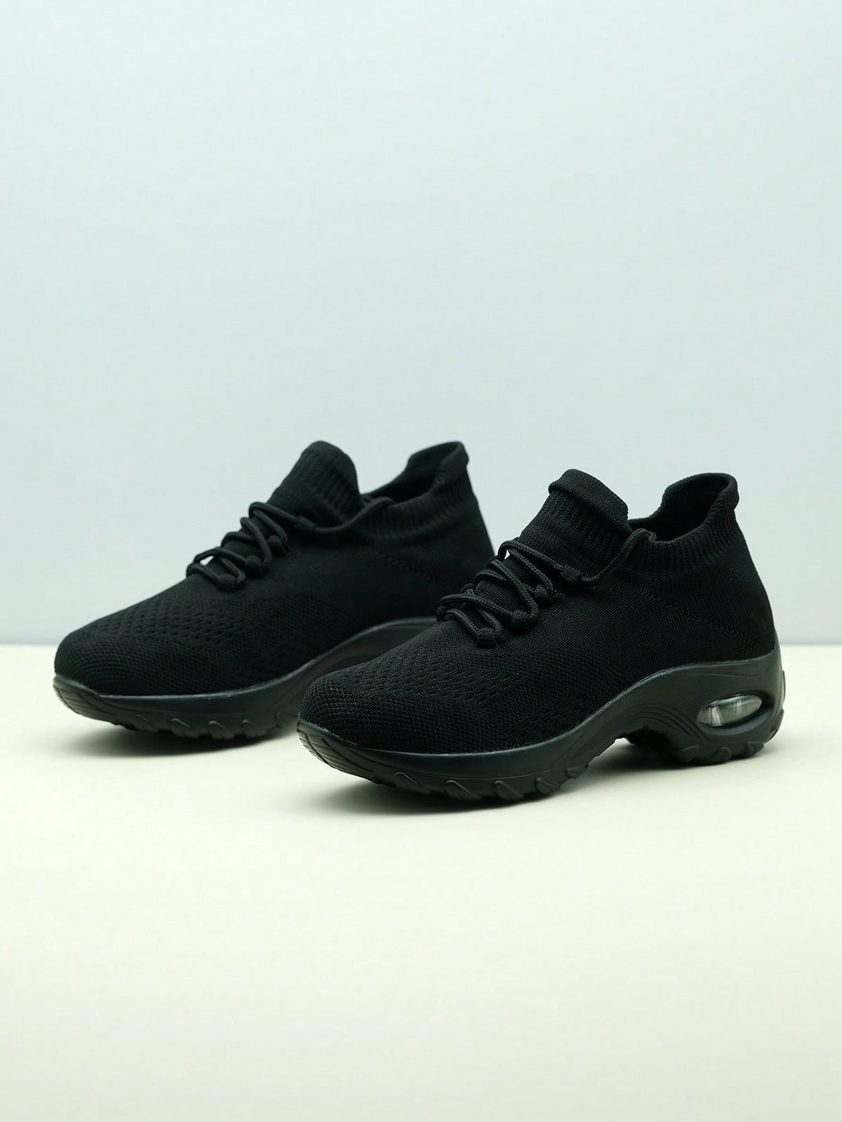 Instap sneakers voor dames met gebreide schacht, sierveters en dikke zool met zichtbare luchtkamer - zwart