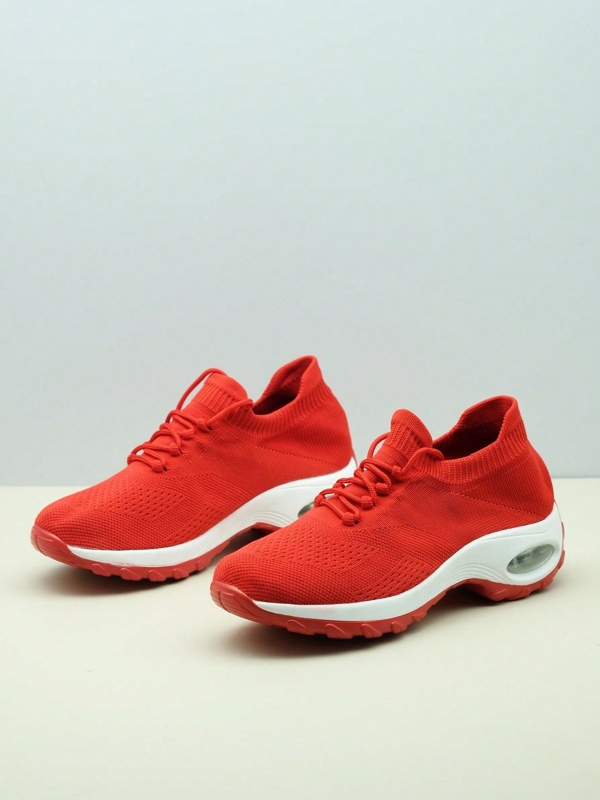 Instap sneakers voor dames met gebreide schacht, sierveters en dikke zool met zichtbare luchtkamer - rood