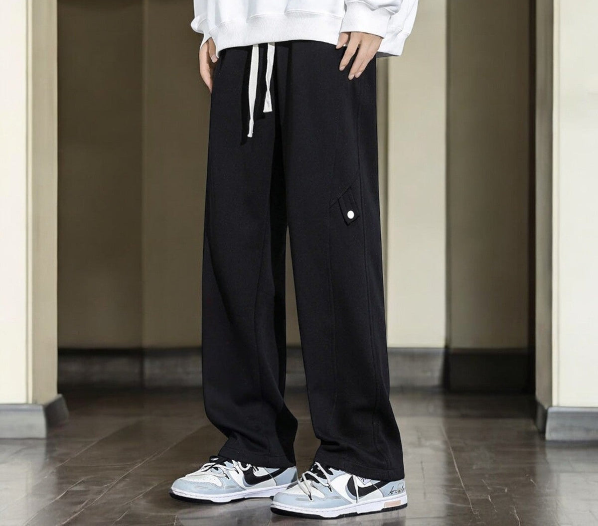 Joggingbroek voor heren met fleece binnenkant, rechte pijp en lipje met drukknoop op de dij - zwart
