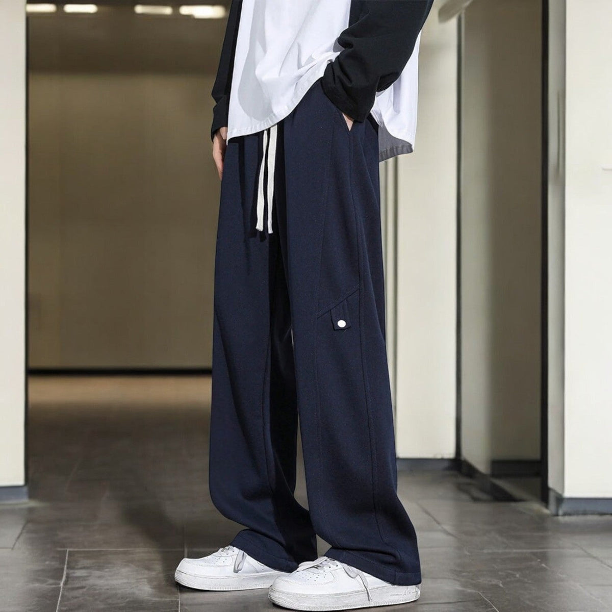 Joggingbroek voor heren met fleece binnenkant, rechte pijp en lipje met drukknoop op de dij - marineblauw