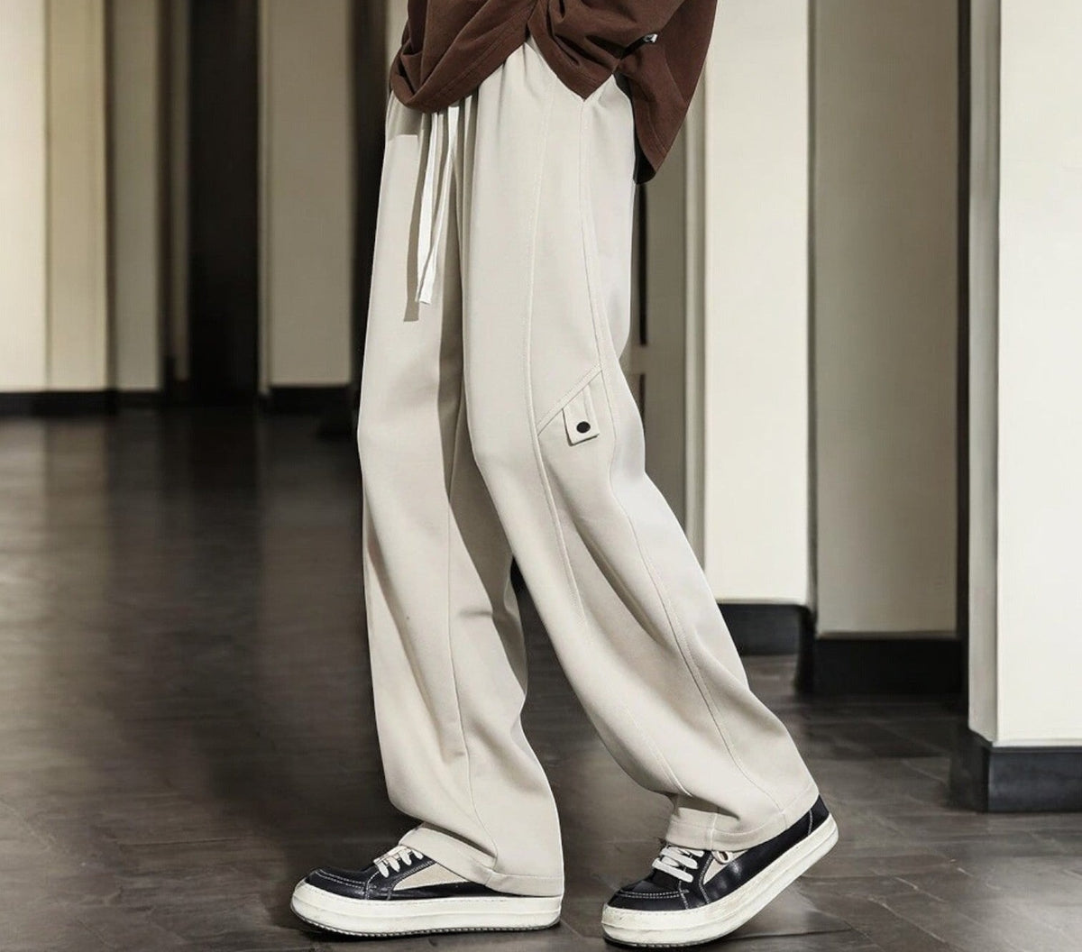 Joggingbroek voor heren met fleece binnenkant, rechte pijp en lipje met drukknoop op de dij - beige