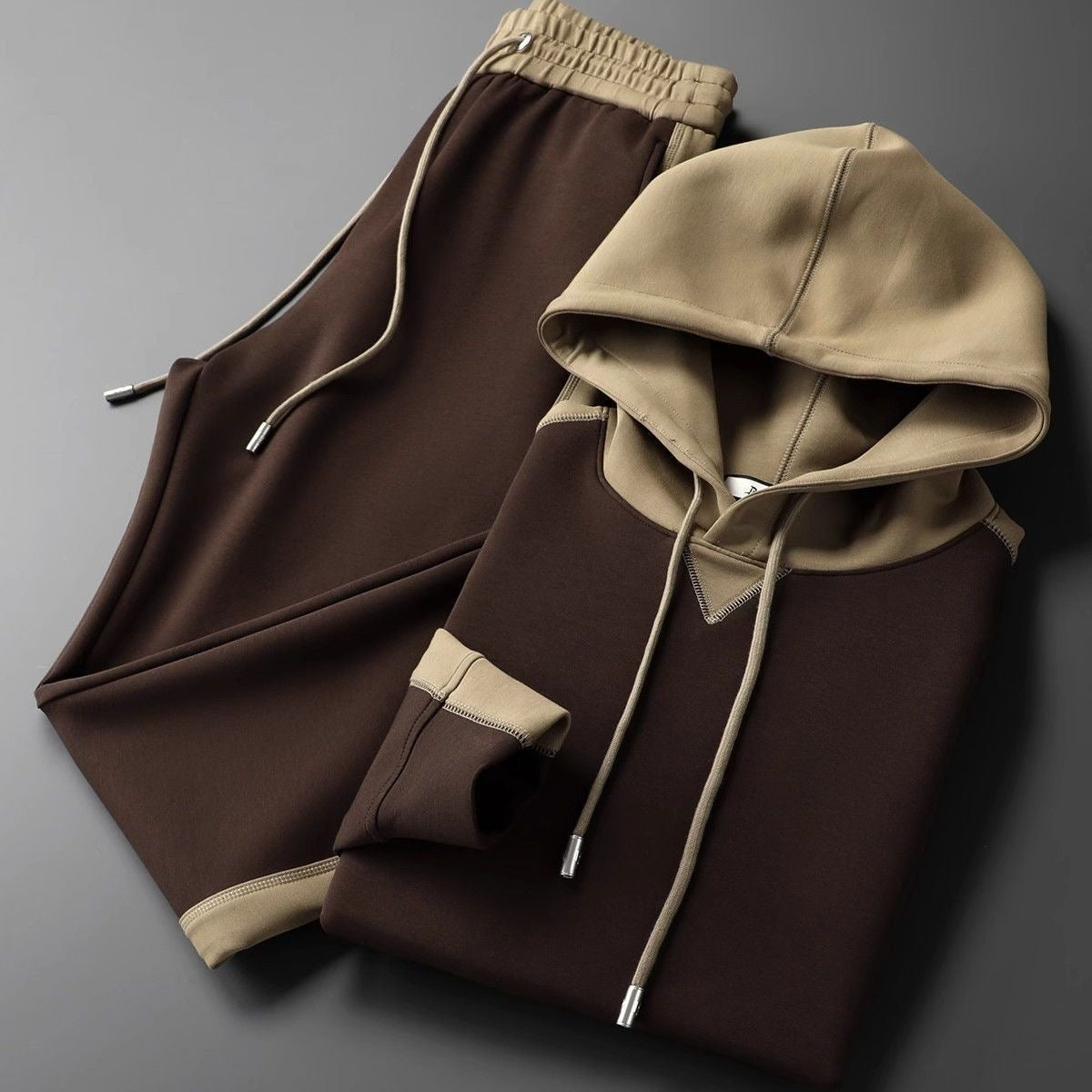 Tweedelig joggingpak voor heren met colour-block hoodie en joggingbroek met bies - donkerbruin