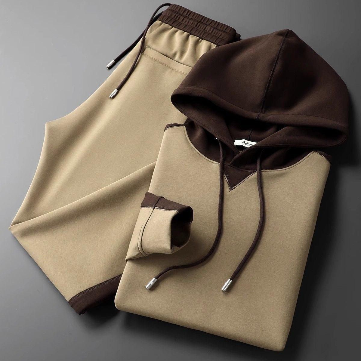 Tweedelig joggingpak voor heren met colour-block hoodie en joggingbroek met bies - camel