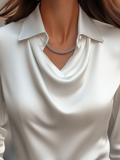Witte Satijnen Blouse met Gedrapeerde Halslijn – Elegant, Comfortabel en Stijlvol