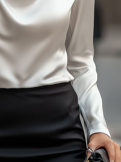 Witte Satijnen Blouse met Gedrapeerde Halslijn – Elegant, Comfortabel en Stijlvol