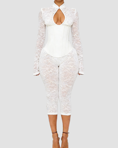 Kanten damesjumpsuit met opstaande kraag, lijfje met baleinen en pijpen tot halverwege de kuit - wit