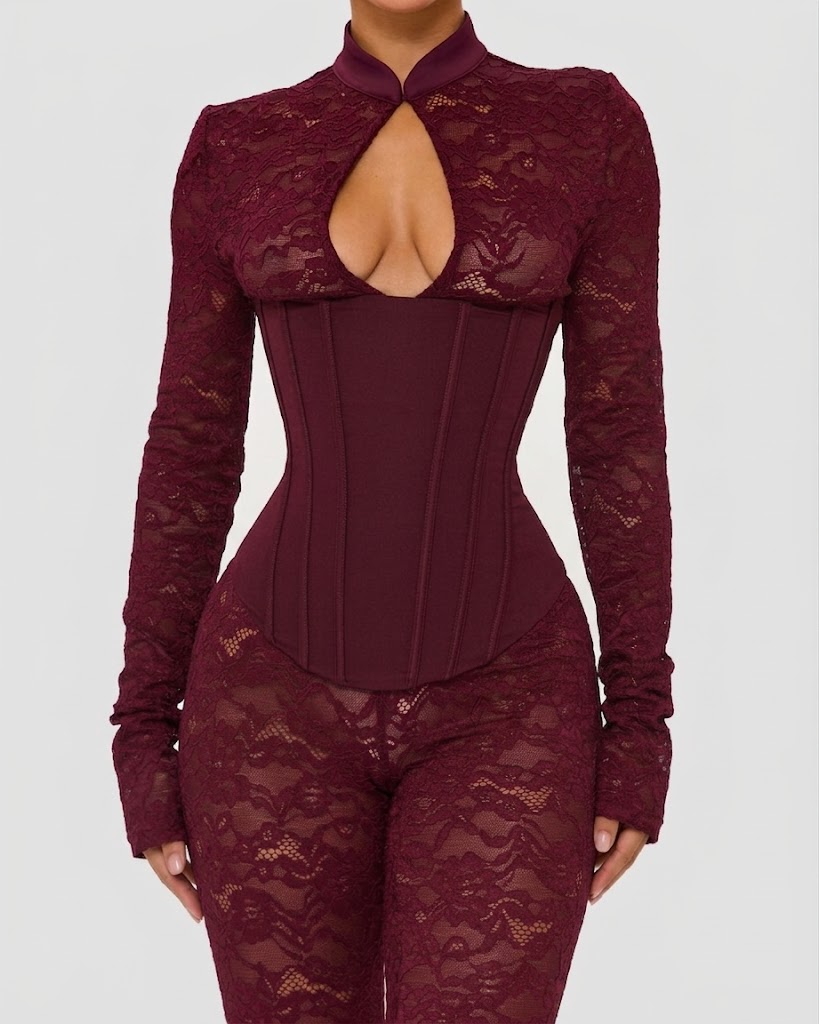 Kanten damesjumpsuit met opstaande kraag, lijfje met baleinen en pijpen tot halverwege de kuit