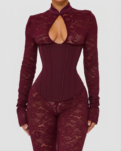 Kanten damesjumpsuit met opstaande kraag, lijfje met baleinen en pijpen tot halverwege de kuit