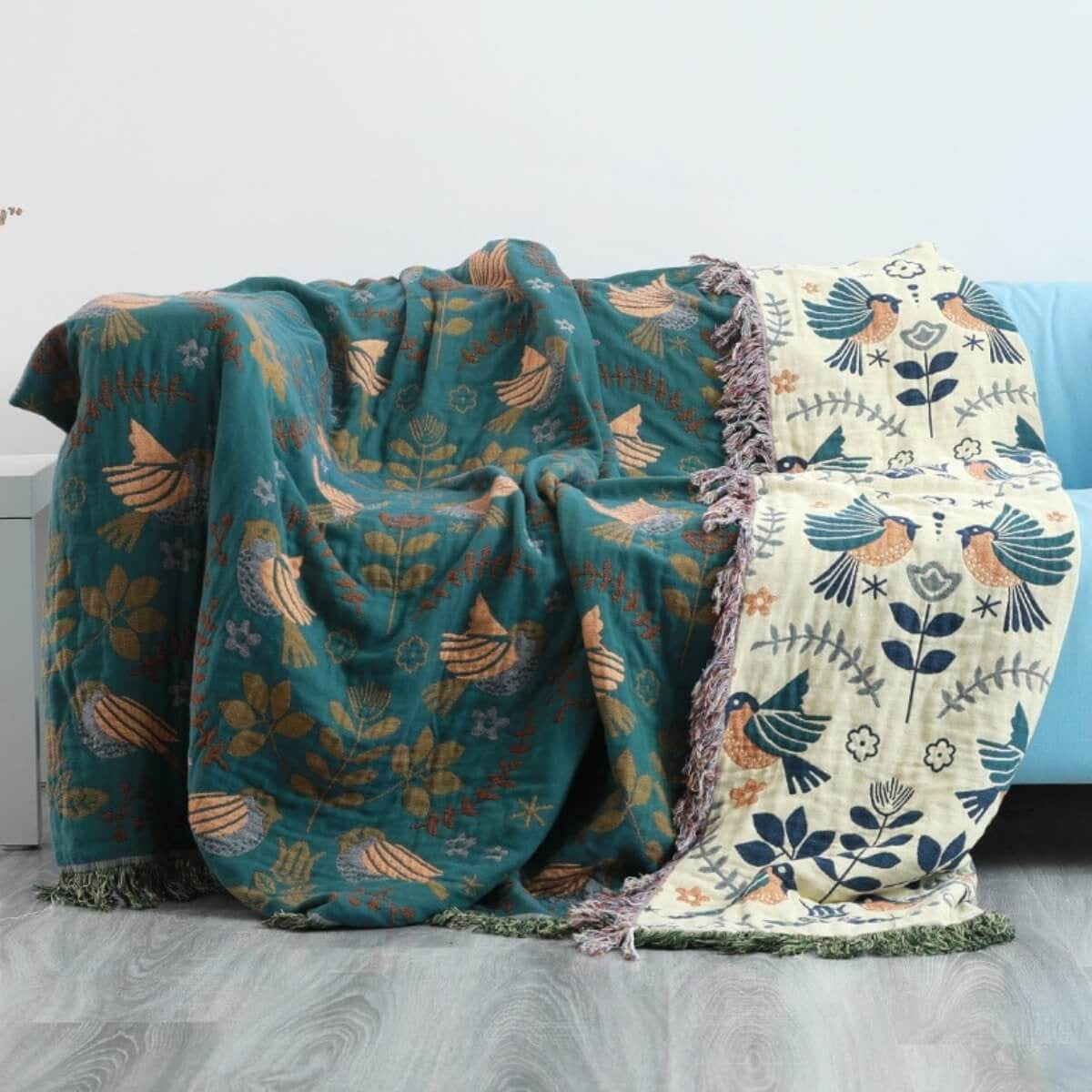 Dubbelzijdige katoenen plaid met vogelpatroon en franjes over een bank - 230 x 250 cm