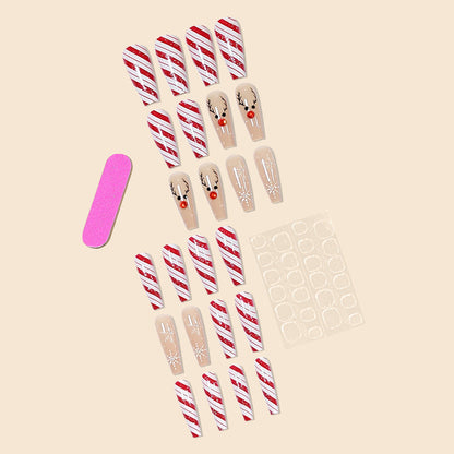 Kerst plaknagels met kerstprint, opgeplakt op een hand