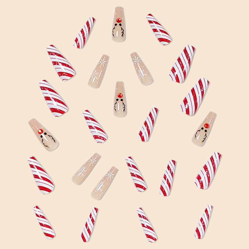 Kerst plaknagels met kerstprint, opgeplakt op een hand