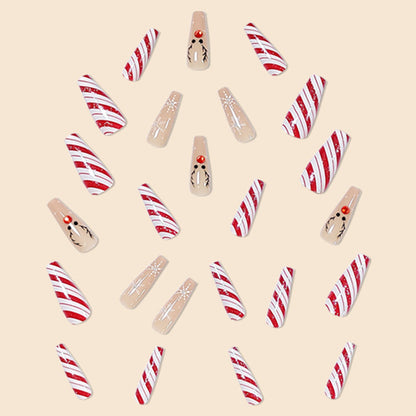 Kerst plaknagels met kerstprint, opgeplakt op een hand