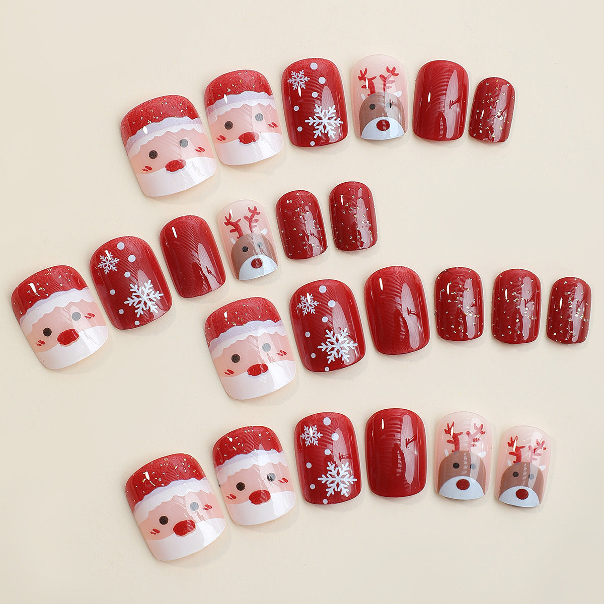 Kerst plaknagels met kerstprint, opgeplakt op een hand