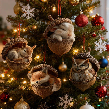 Platte kersthanger van acryl met een print van een slapend diertje in een eikel, in de kerstboom