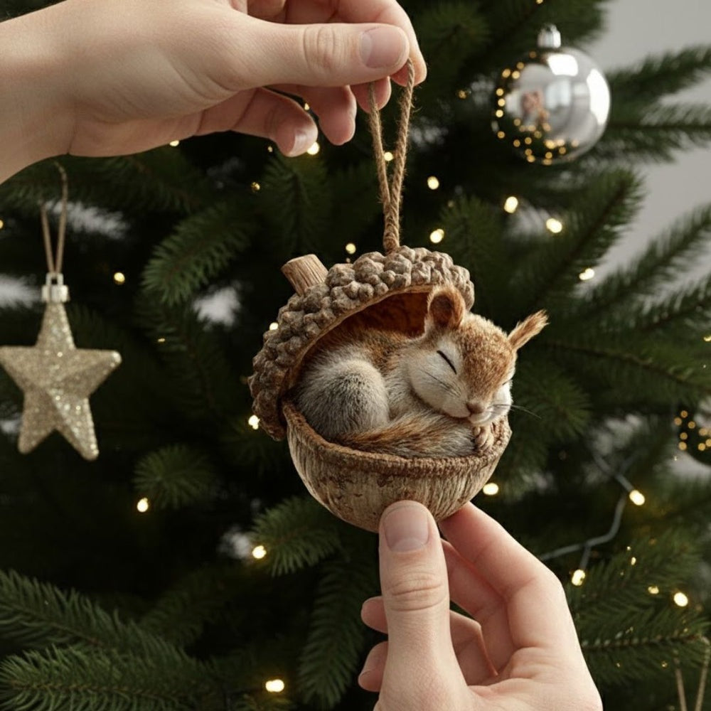 Platte kersthanger van acryl met een print van een slapend diertje in een eikel, in de kerstboom