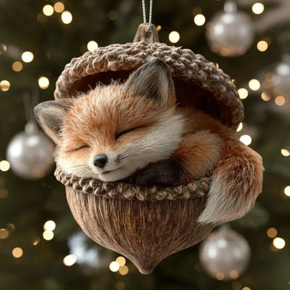 Platte kersthanger van acryl met een print van een slapend diertje in een eikel, in de kerstboom - vos