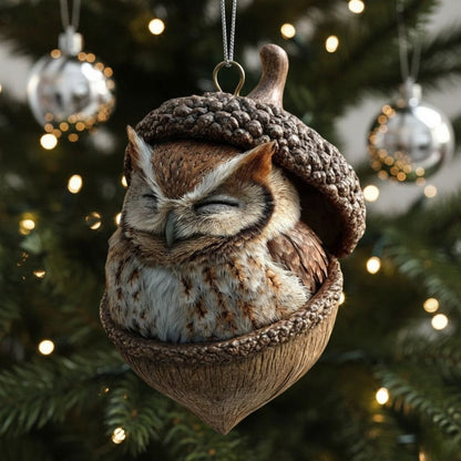Platte kersthanger van acryl met een print van een slapend diertje in een eikel, in de kerstboom - uil