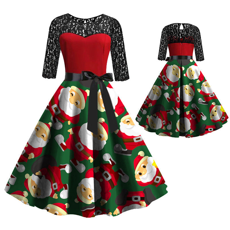 Kerstjurk met zwarte kanten mouwen, rood lijfje en wijde rok met kerstmanprint