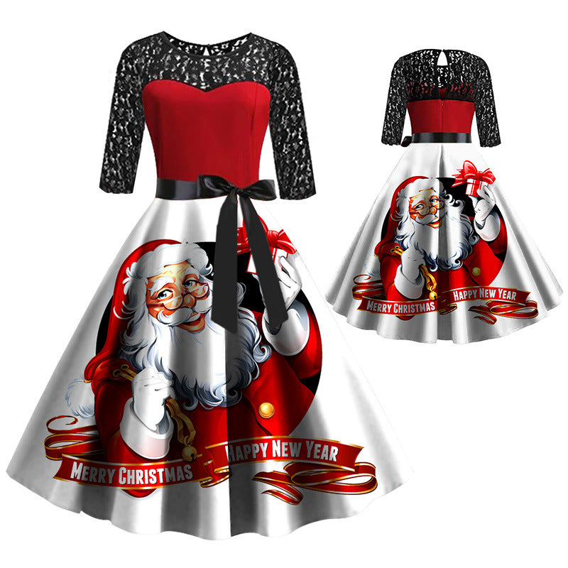 Kerstjurk met zwarte kanten mouwen, rood lijfje en wijde rok met kerstmanprint