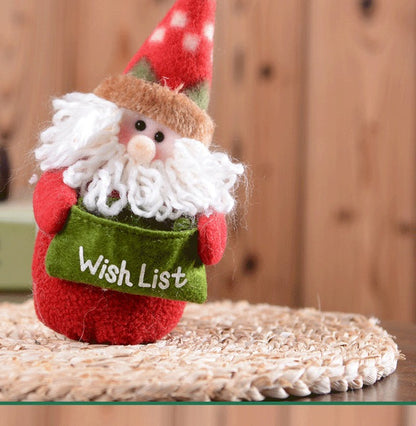 Pluchen kerstman en sneeuwpop met gebreide puntmuts en Wish List-zakje