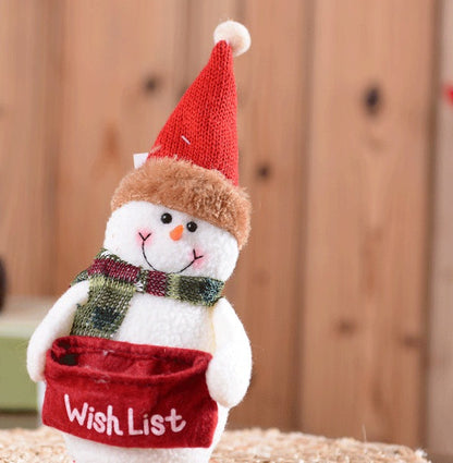 Pluchen kerstman en sneeuwpop met gebreide puntmuts en Wish List-zakje