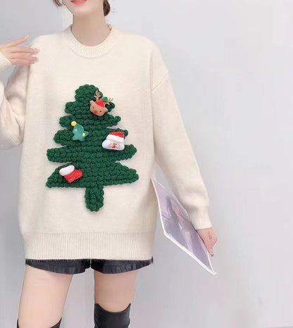 Gebreide kersttrui met een 3D kerstboom van dikke lussen en kleine figuurtjes