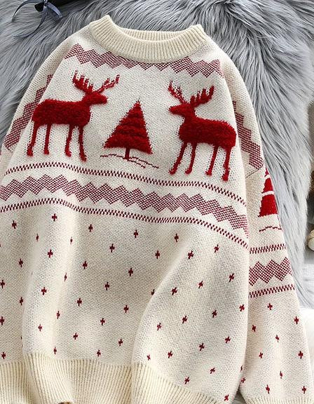 Oversized kersttrui voor dames met pluizige rendieren en een kerstboompje - ecru met rode rendieren