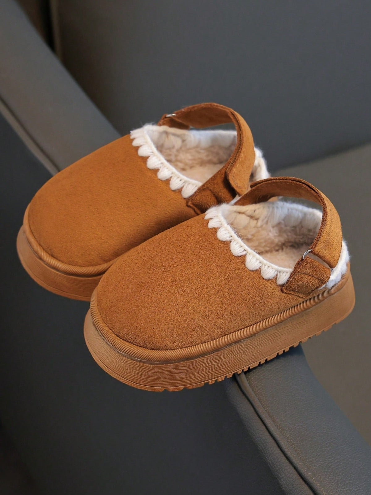 Kinderpantoffels in suède look met hielband met klittenband, pluche voering en geschulpte rand - beeld 2