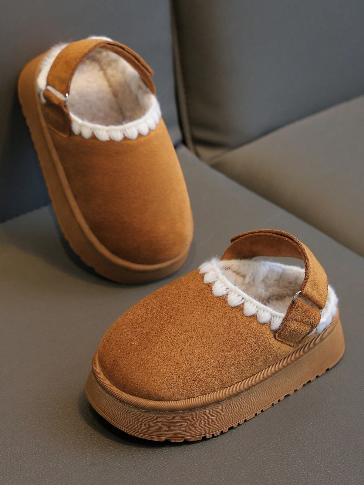 Kinderpantoffels in suède look met hielband met klittenband, pluche voering en geschulpte rand - beeld 6