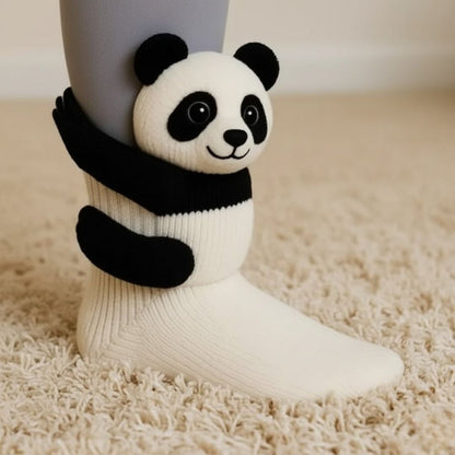 Kindersokken met een gebreid 3D-diertje dat zijn armpjes om het been slaat - panda