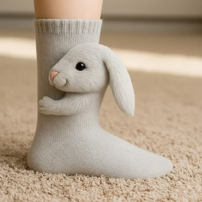 Kindersokken met een gebreid 3D-diertje dat zijn armpjes om het been slaat - konijn