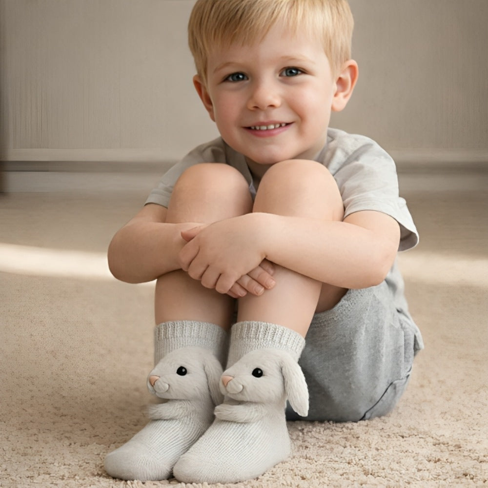 Kindersokken met een gebreid 3D-diertje dat zijn armpjes om het been slaat