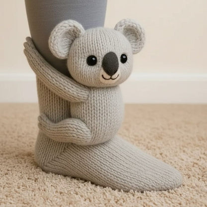 Kindersokken met een gebreid 3D-diertje dat zijn armpjes om het been slaat - koala