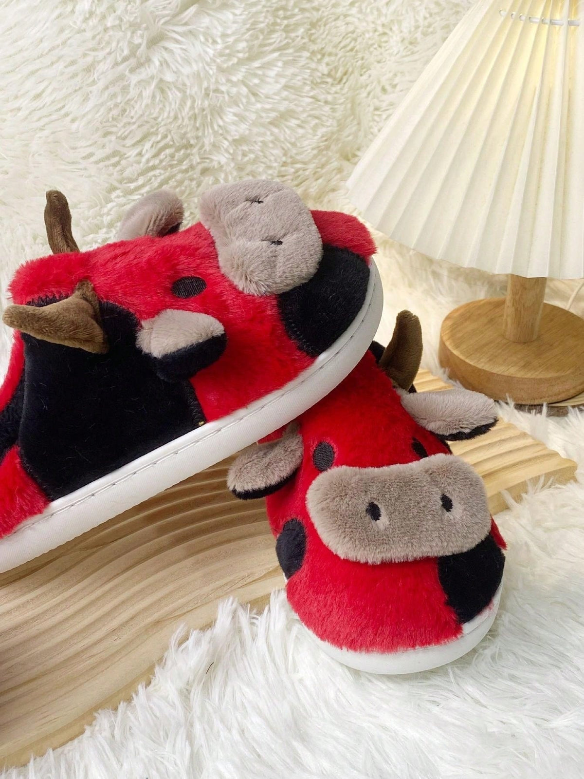 Koe pantoffels van pluche met hoorntjes, oren en snuit op de neus en vlekken op de zijkant - beeld 11