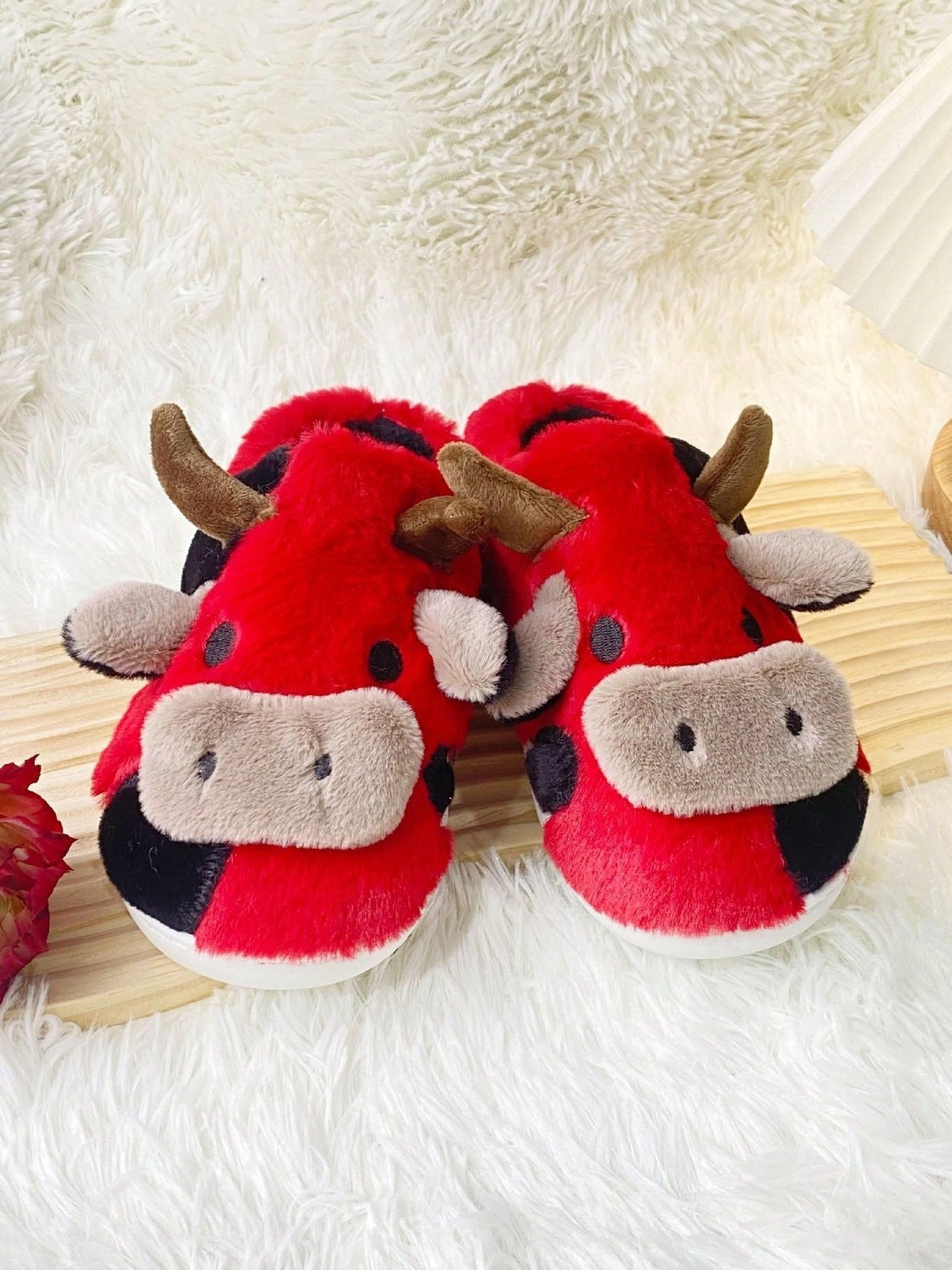 Koe pantoffels van pluche met hoorntjes, oren en snuit op de neus en vlekken op de zijkant - rood