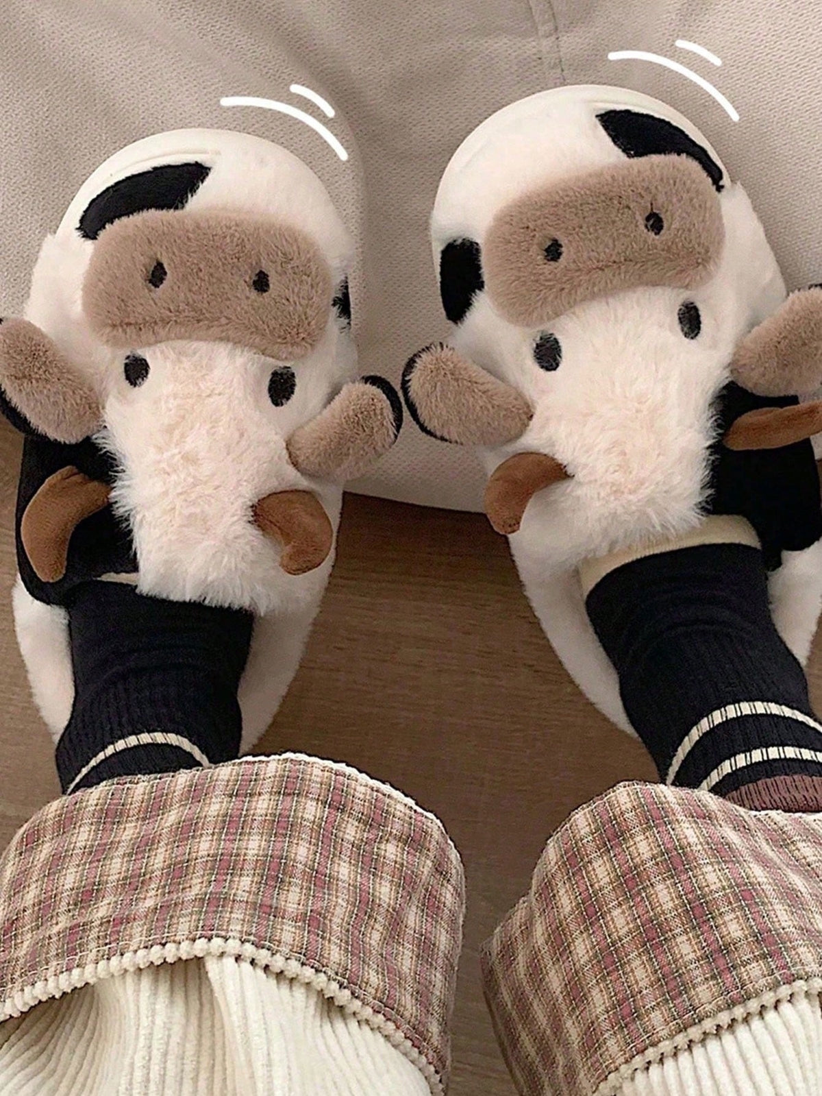 Koe pantoffels van pluche met hoorntjes, oren en snuit op de neus en vlekken op de zijkant - beeld 5