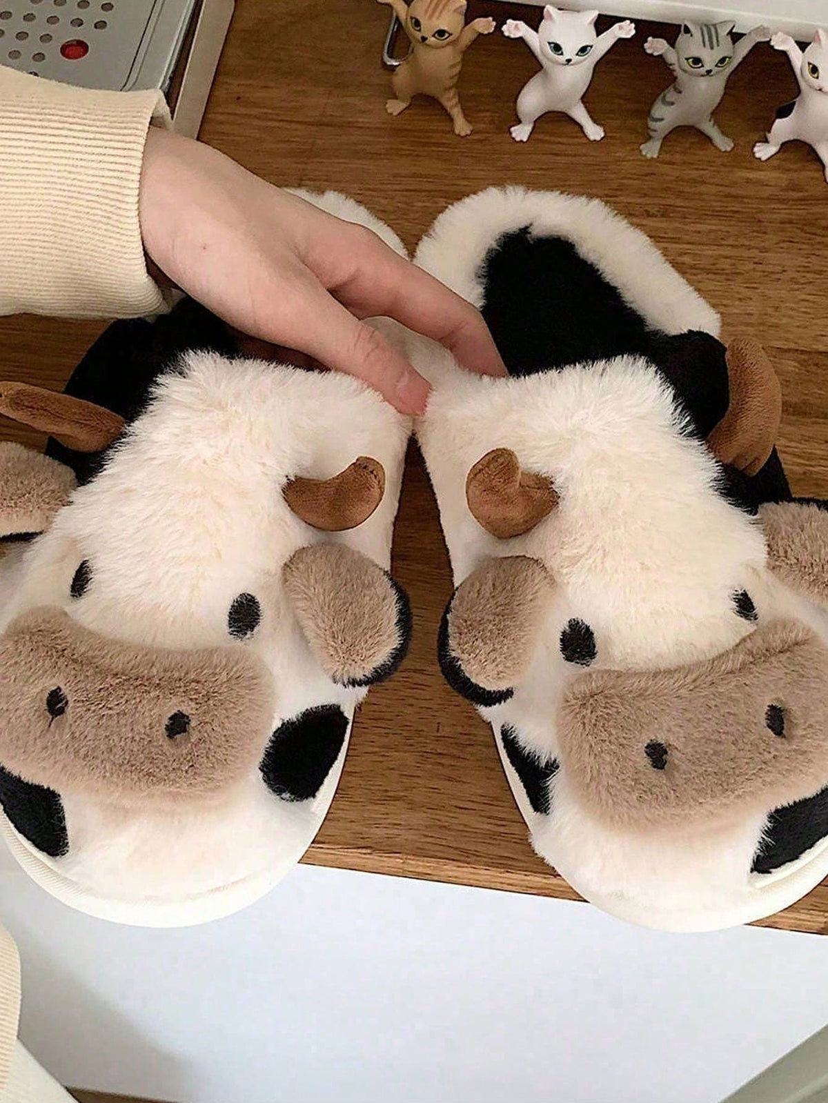 Koe pantoffels van pluche met hoorntjes, oren en snuit op de neus en vlekken op de zijkant - beeld 6