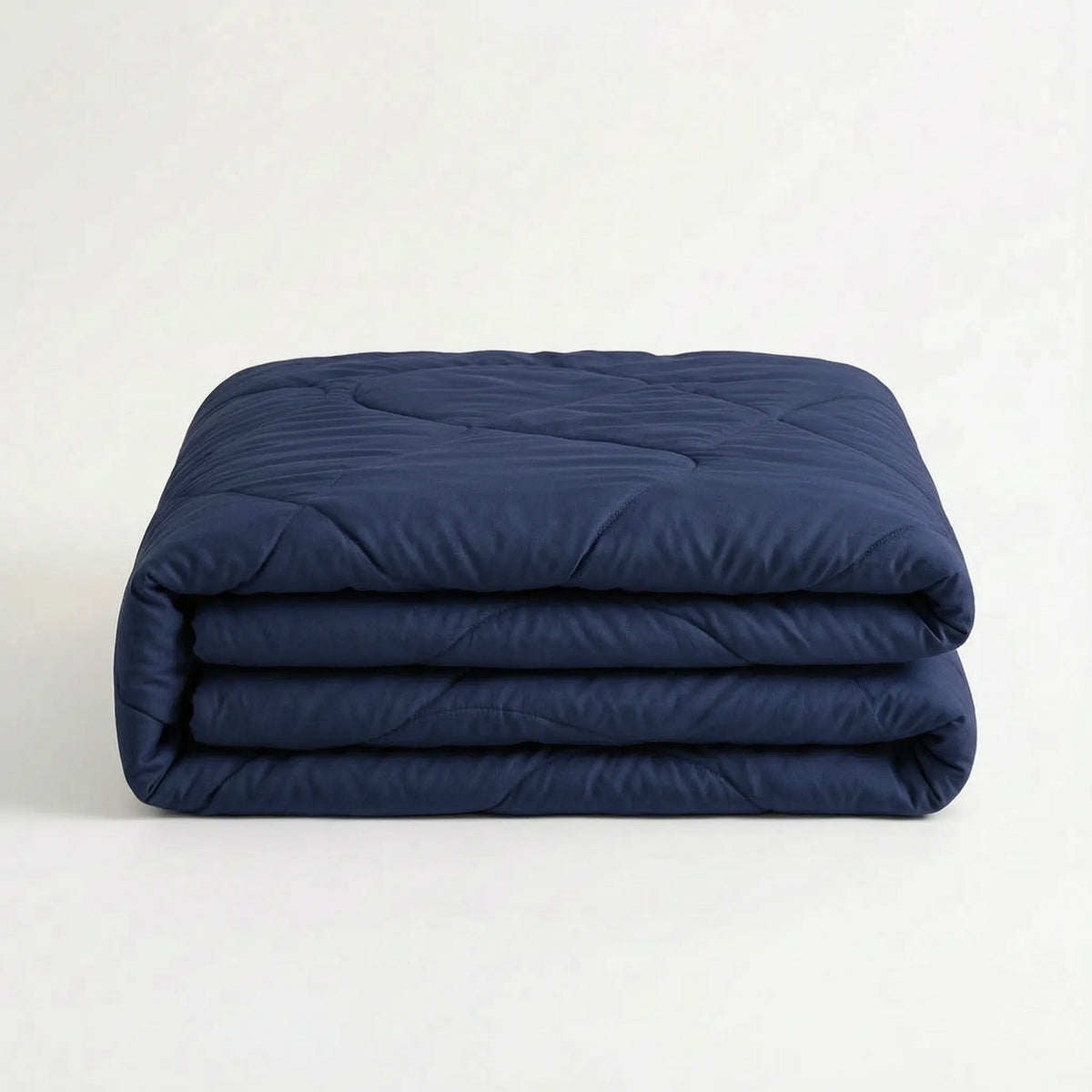 Licht koeldekbed zonder overtrek op een bed - marineblauw