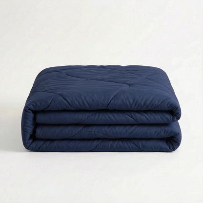 Licht koeldekbed zonder overtrek op een bed - marineblauw