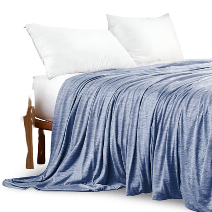 Koeldeken van katoen van 130 x 150 cm over een bed - blauw gemêleerd